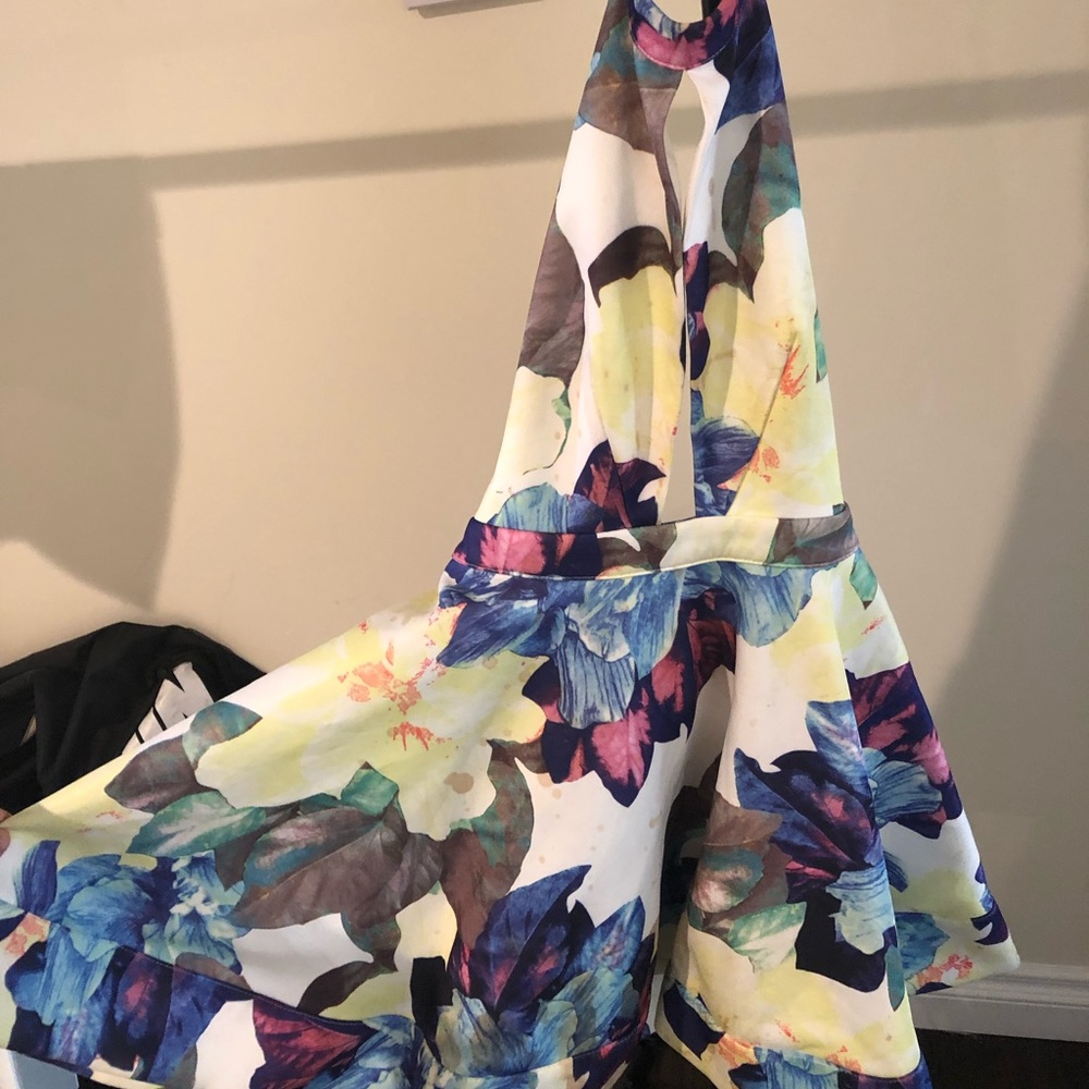 Pretty floral backless dress